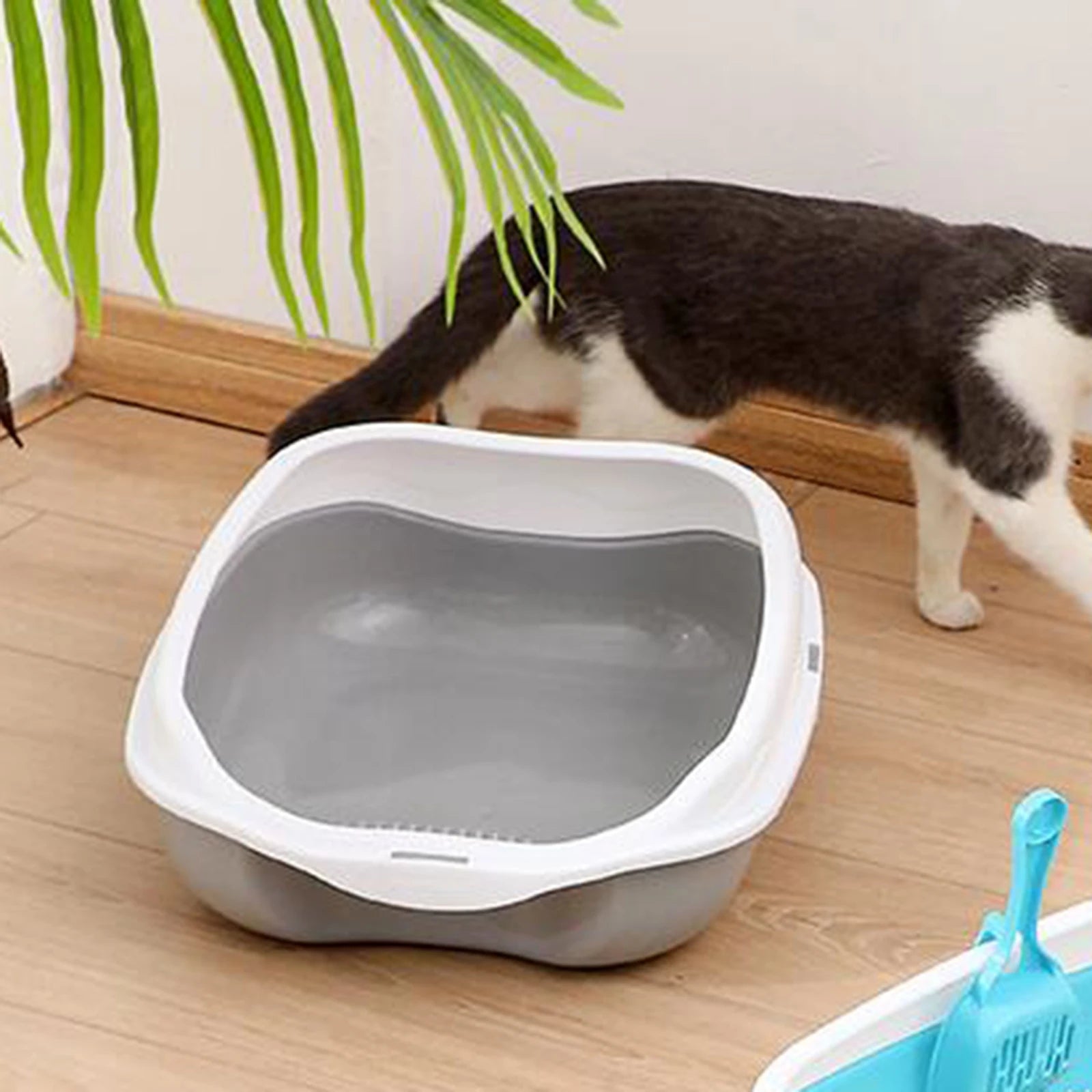 Small semi-enclosed cat litter box with scoop